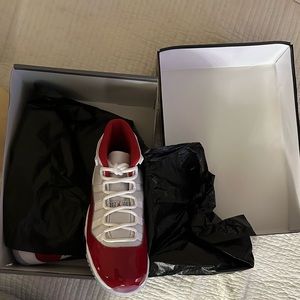 Air Jordan 11 Retro (cherries)